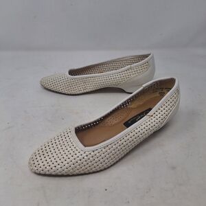 Soft Flexible By Highlights Vintage White Eyelet Faux Leather Pumps Boho Sz 5.5